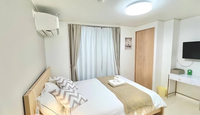9 - min to Ikebukuro, 2 - min to Yomachi. Cost - eff, 4 - pax. Room 102.