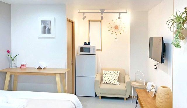 9 - min to Ikebukuro, Cost - eff, 2 - pax. Good eats, shops. Room 101.