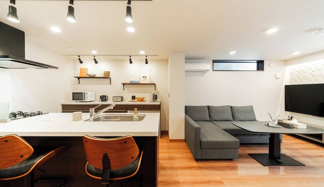 98 m2, Best Location, Free Parking, Luxury Private House, 5 min walk to station