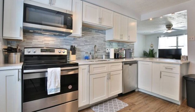 A few miles to Siesta Key Bridge - Private Hot Tub - Fenced Backyard