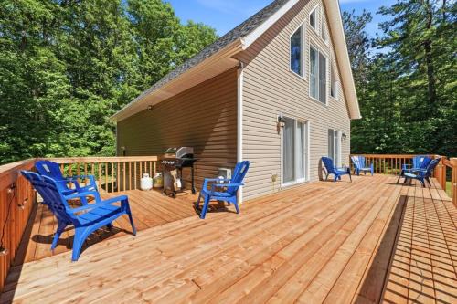 A Frame cottage 1 min from Beach BBQ and Firepit