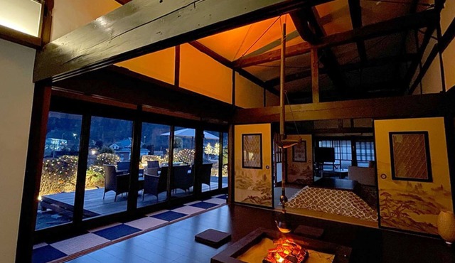 A house with a hearth surrounded by Mt. Fuji and Yatsugatake.