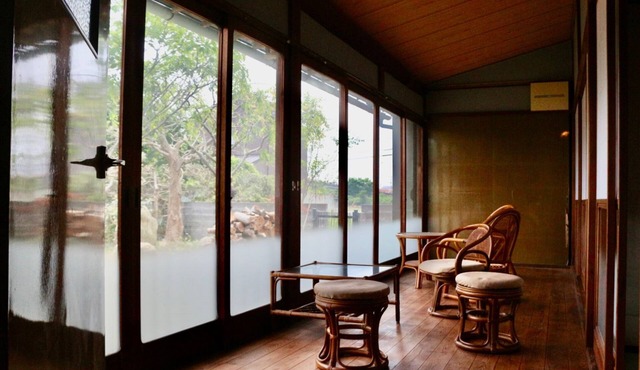 A nostalgic space where an old house is revived an / Choseigun Chiba