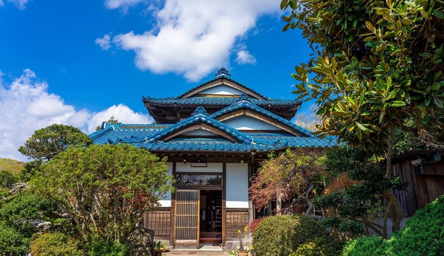 A peaceful space surrounded by quiet and mountain nature views