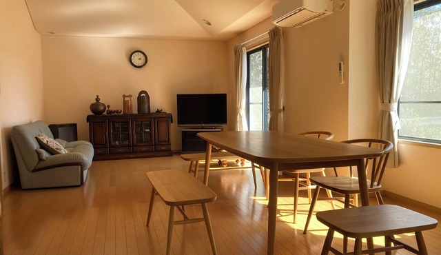 A private lodge with a view of the sea. Equipped with a fire pit. Clean rooms, non-smokers only! One child free