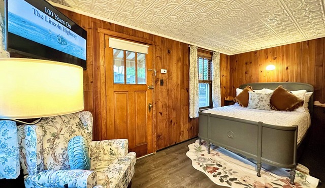 A Retro Stay On The Lincoln w/Private Grill & Firepit