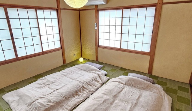 A spacious house can be rented in its entirety for up to 6 people/free parking available. 13 minute walk from Kurashiki Station! 5 min. walk to Kurashiki Bikan Historical Quarter!