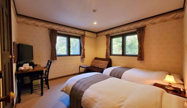 A twin room with a stylish catfoot bathtub You /Minamitsurugun Yamanashi