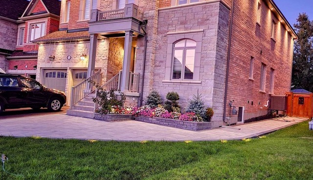 Adorable 2 bedrooms, 2 washrooms, 2 parking spots apartment