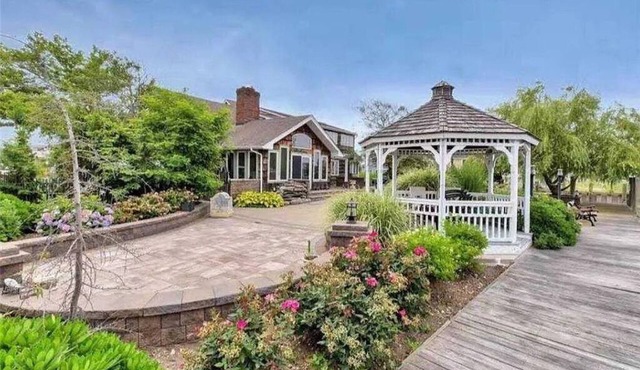 Adventurer’s Haven: Discover a Stunning Waterfront Escape in Amityville!