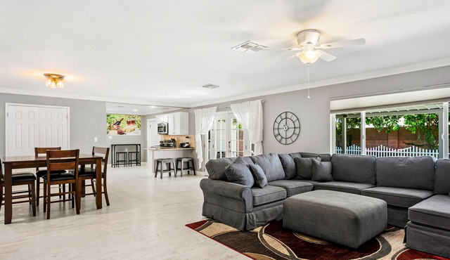 Air-conditioned home near Old Town with great patio & Ping-Pong