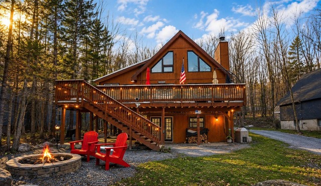 All-Season 4BR Pocono Chalet | Walk to Lake & Ski
