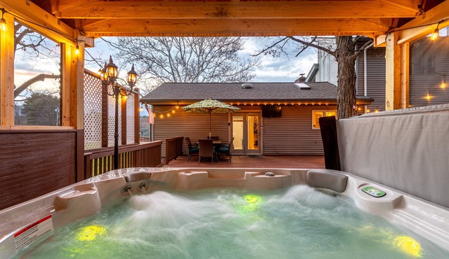 Amenity-Rich Fun Cabin~HotTub*GameRm*20-min to Ski