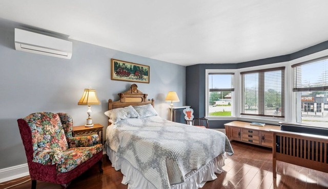 Antique Treasure 7-rm private apartment near downtown, Luxury comfy bed