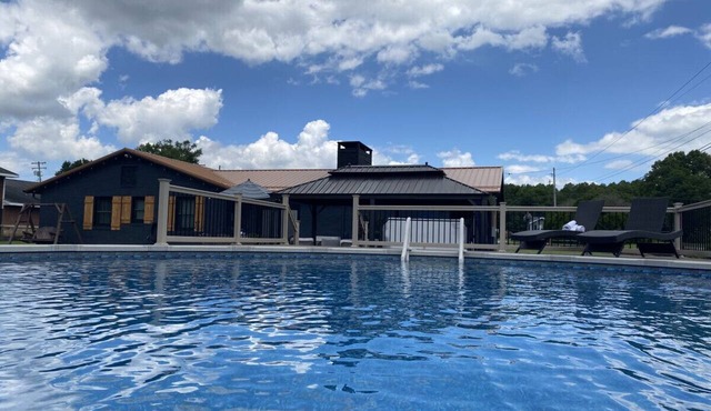 Autumn Escape Springfield House: Sleeps 8, 3BR 2BA · Hot Tub Fire Pit Grill Pool