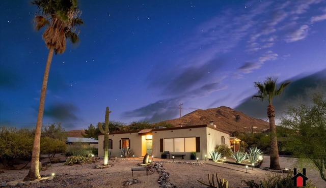 Backyard w/Desert & Mountain Views| Firepit & BBQ