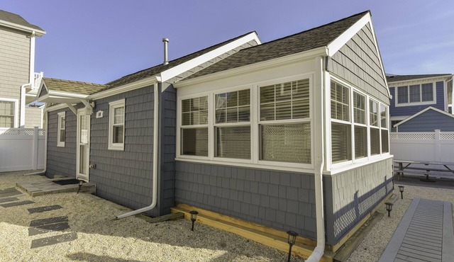 Beach Block Cottage, 5 Houses to the beach!