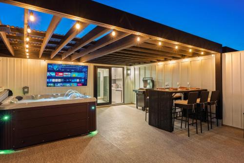 Beach Getaway South - Ocean View Sky Lounge, Hot Tub, Game Room