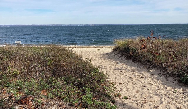 Beach house cottage steps to private beach in the heart of Bayville