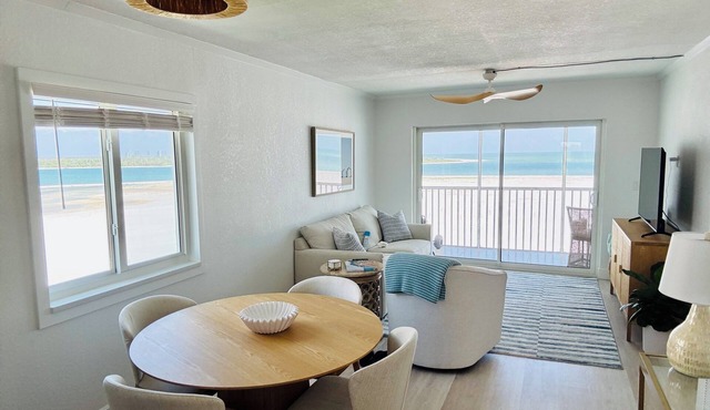 Beachfront Top Corner Condo, Sunrise & Sunset Views, Renovated, Sleeps 6