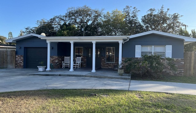 Beachy Holiday Home- 3/2 up to 5 guests