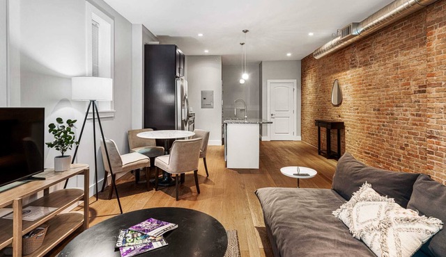 Beautiful 1BR in Perfect Downtown Location