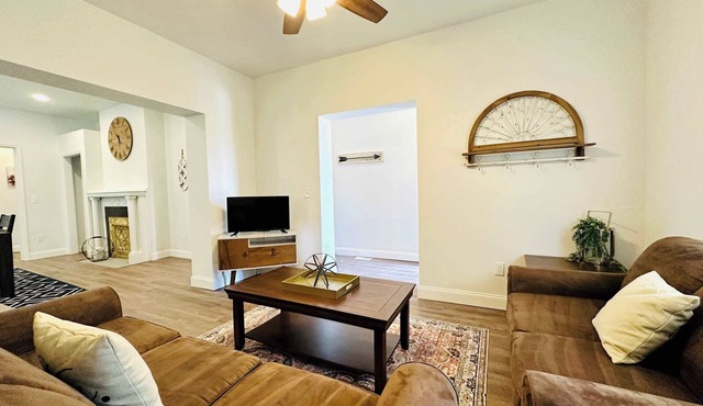Beautiful 2 Bedroom Apartment - Easy City Access