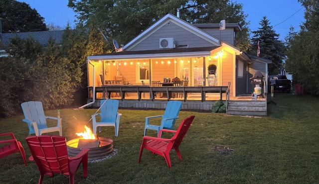 Beautiful beachfront cottage with hot tub, Bayfield ON