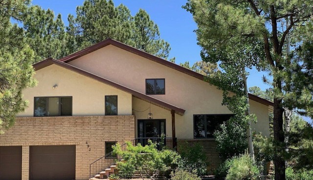 Beautiful Golf Course Views, Large Rooms, Close to Everything, A/C, Hot Tub!