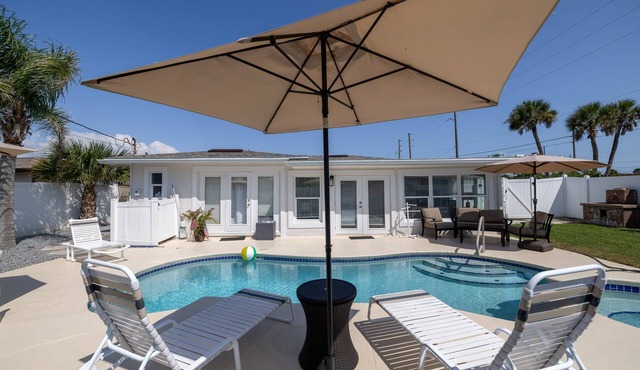 Beautiful Heated Pool Home, Steps to the beach, Restaurants, and Tiki bar
