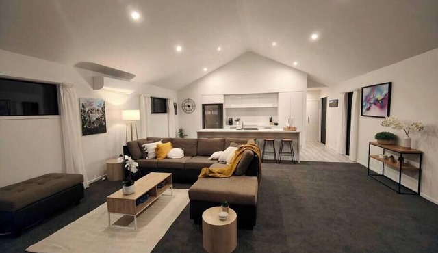 Beautiful Home w/Parking | 5 mins to One NZ Stadium