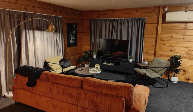 Beautiful House w/Parking | 5 mins to Airport