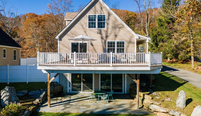 Beautiful Lake View House Overlooking Peaceful Whaley Lake