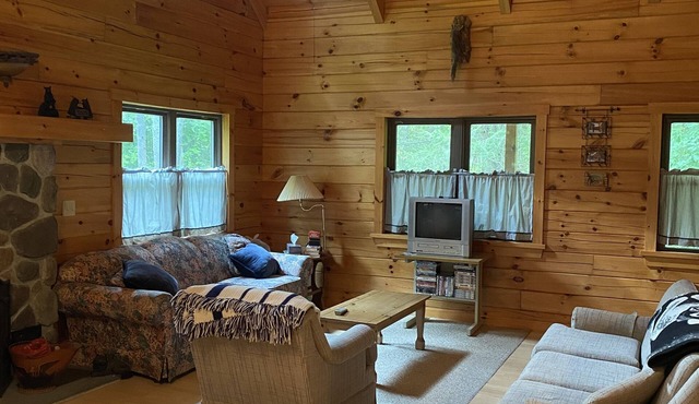 Beautiful Rustic Camp - PSU Football! Sleeps 6-8