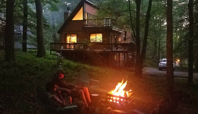 Beautiful secluded Locust Lake mountain retreat on ski slope and close to lake