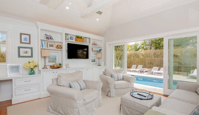Beautiful Southampton Village Home - Walk and Bike to Town and Beach!