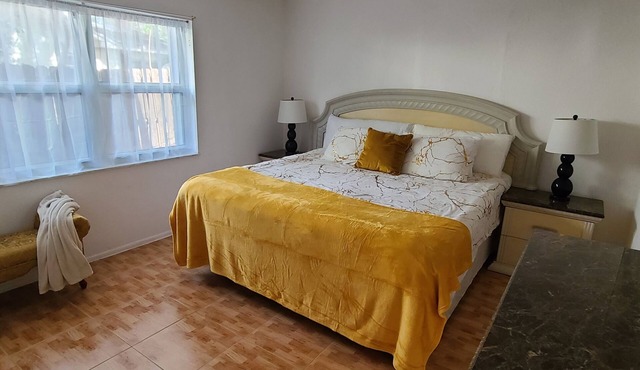 Beautiful spacious 5-bedroom house-10 beds-15 guests