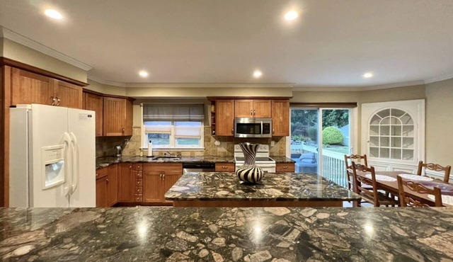 Beautiful, Spacious and Clean 2 Bedroom Pad in center of Stamford!