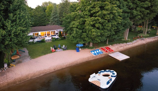 Bees Beach House: Luxury 5BR Sturgeon Lakefront w/Private Sandy Beach & Sauna