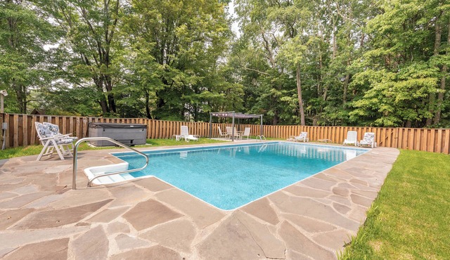Bethel Woods Retreat on 45 acres with Hot Tub Arcade Pool & Firepit!