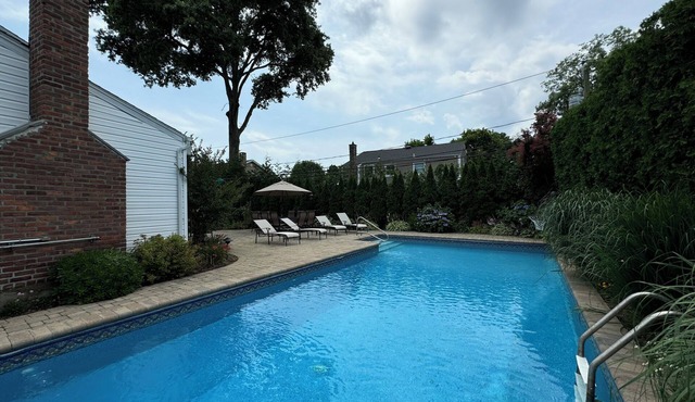 Bethpage Black Ryder Cup Retreat/Spacious 4 bedroom w heated in-ground pool