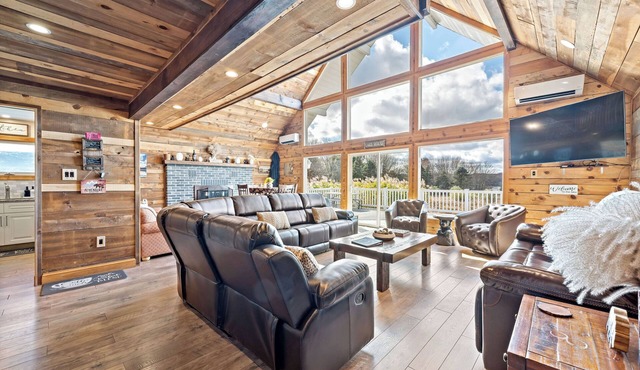 Big Blue Cabin. Jim Thorpe 5BR, 3BA 3400sqft Sauna, Pool & Lake Access.