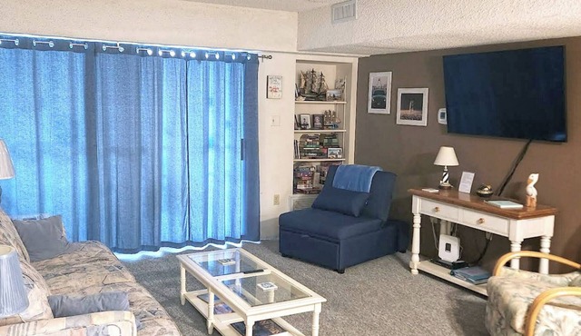 BLUEWATER EAST 303-St/t1t BDR/tOcean Blockt condo/tUptownt location