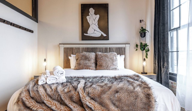 Bradshaw Lofts: Brixton King Suite modern industrial loft in downtown Stratford!