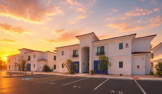 Brand New 3BR Retreat in Chandler's Ocotillo: Free Breakfast and Space for All