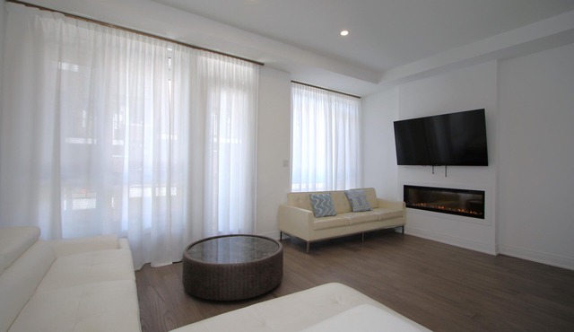 Brand New, Luxurious & Spacious 4-Level Townhouse (Sleeps 10) with Two Kitchens