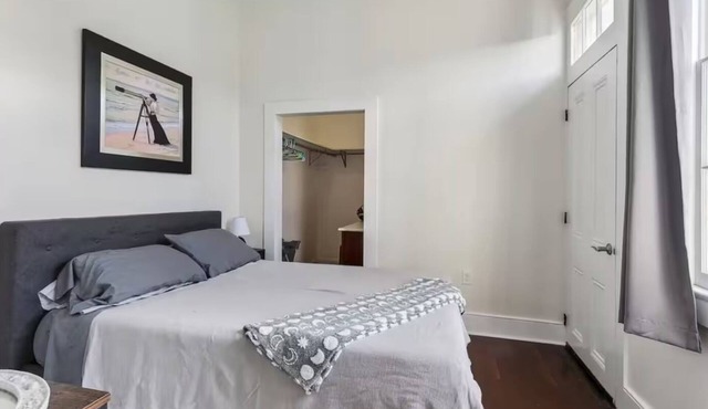 Bright 2BR w/Balcony Near St. Charles - Blue House NOLA
