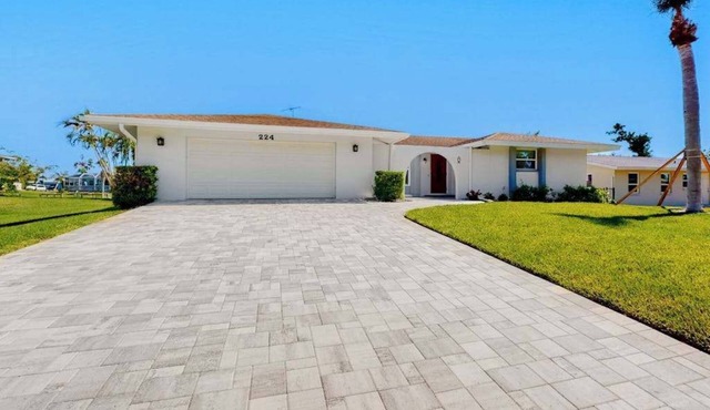 Bright Florida home with pool, gas grill, private pool, and washer/dryer