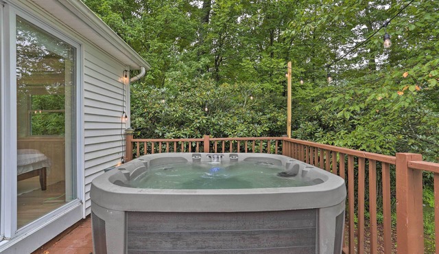 Bright Lake House with Hot Tub!