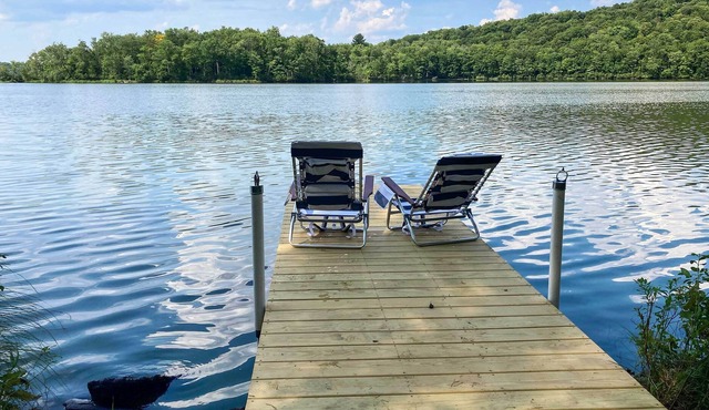 Bright Swan Lake Getaway with Hot Tub!